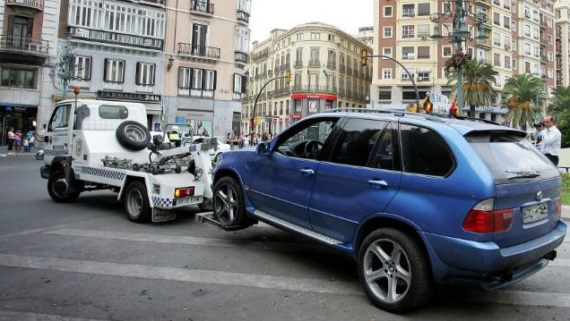 Qué hacer cuando te lleva el coche la grúa