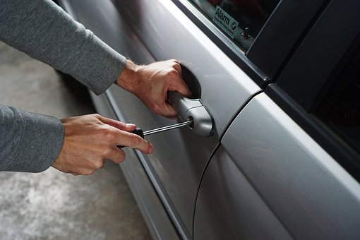 ¿Por qué los ladrones prefieren robar coches viejos?