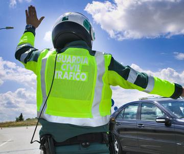 Entran en vigor más de 50 nuevas normas de tráfico, como usar el móvil mientras conduces o adelantar peligrosamente a ciclistas.