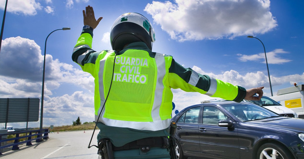 Entran en vigor más de 50 nuevas normas de tráfico, como usar el móvil mientras conduces o adelantar peligrosamente a ciclistas.